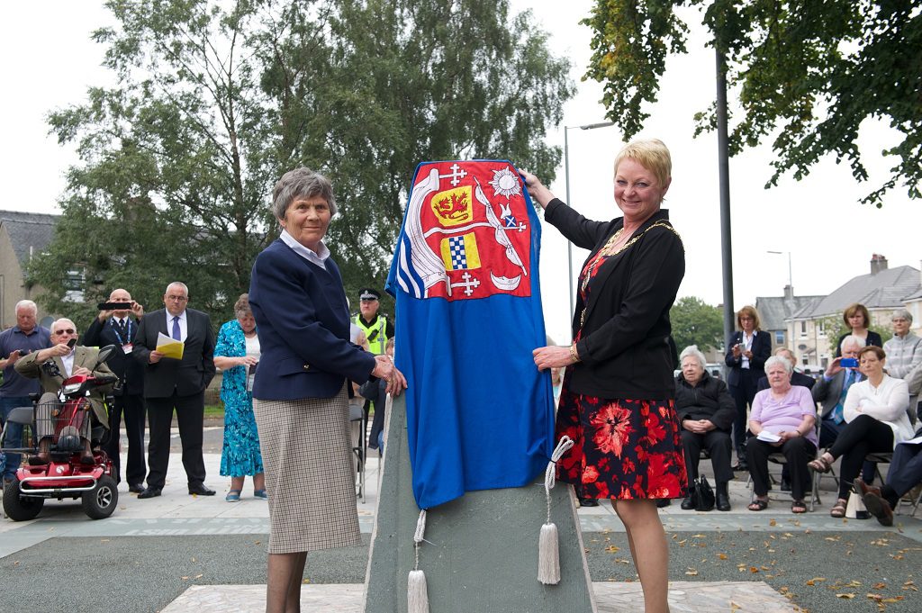 Sheila Harper, daughter of pilot Captain Barclay, and Renfrewshire’s Provost Anne Hall unveil the restored monument