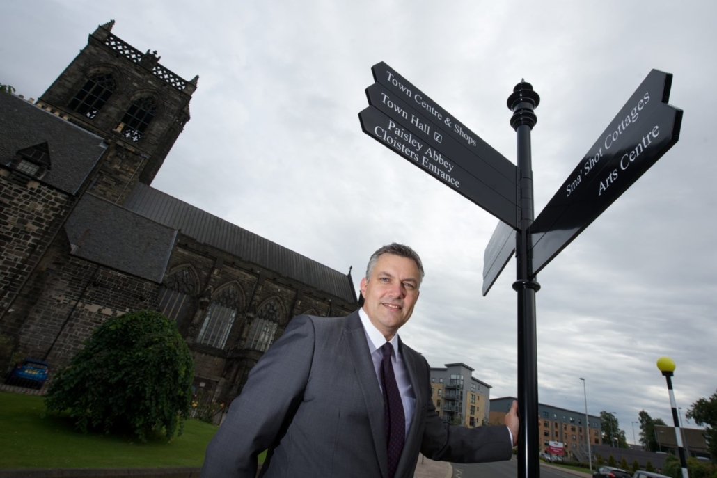Renfrewshire Council Leader reckons new signs point the way for Paisley