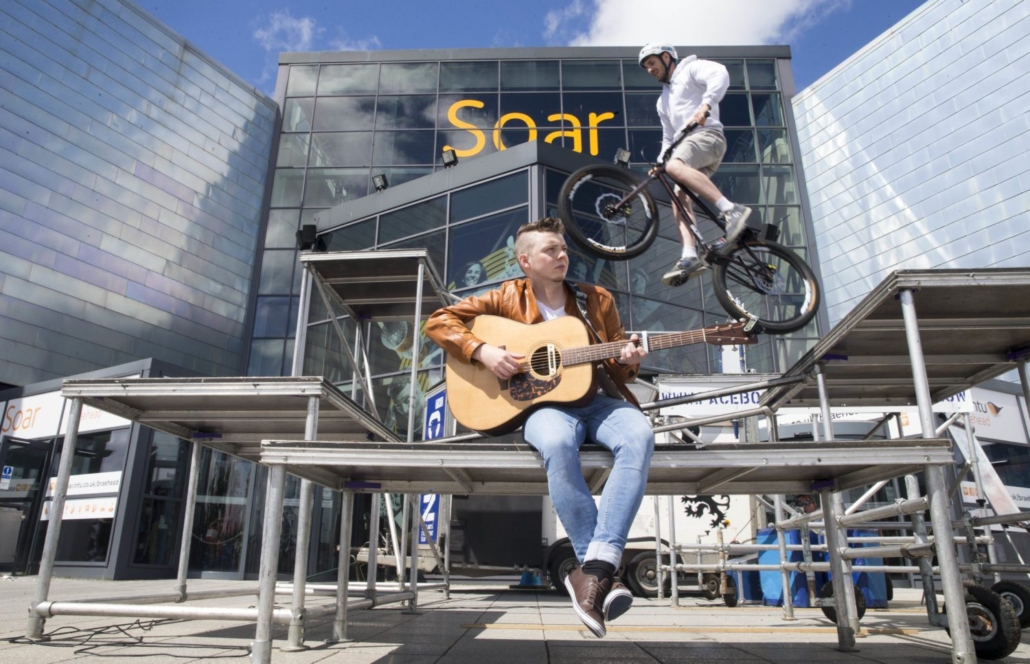 Singer has a wheely good gig with stunt cyclists