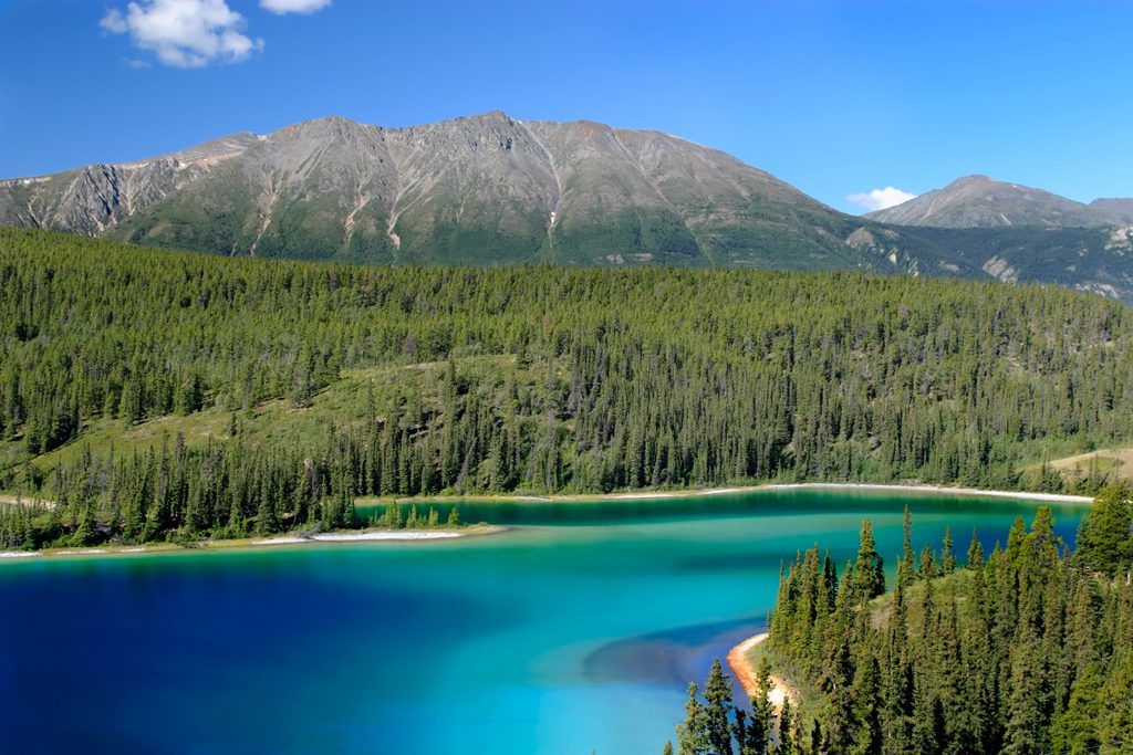 Emerald_Lake,_Yukon_territory,_Canada.