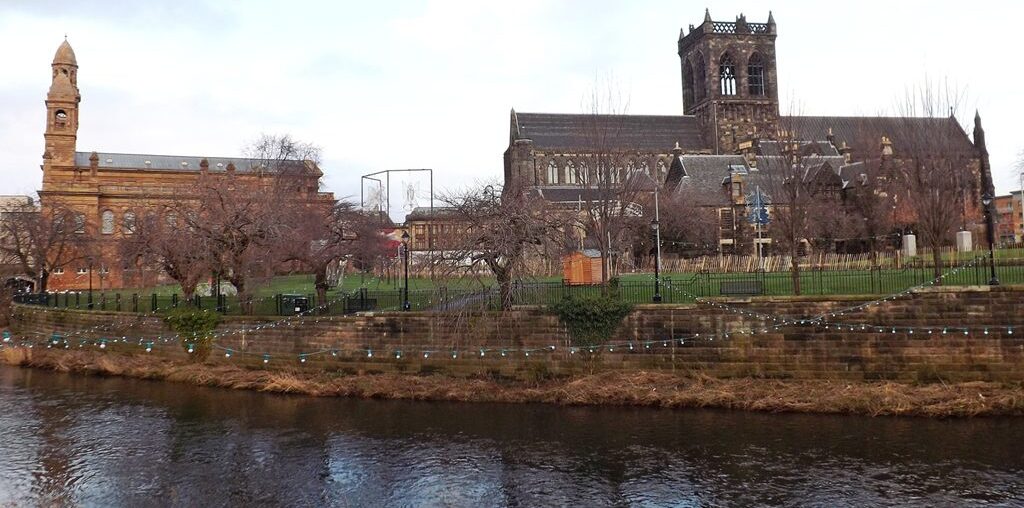 Paisley_Abbey_and_Town_Hall_(11610797183)