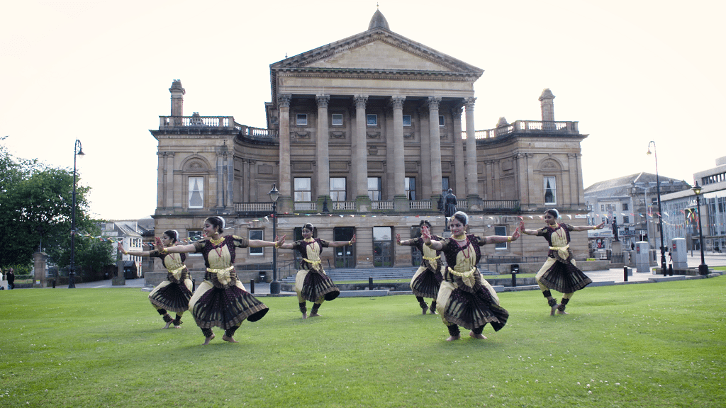 Paisley marks Indian independence anniversary with stunning dance video
