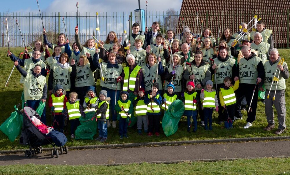 Local community Team Up to Clean Up in Johnstone