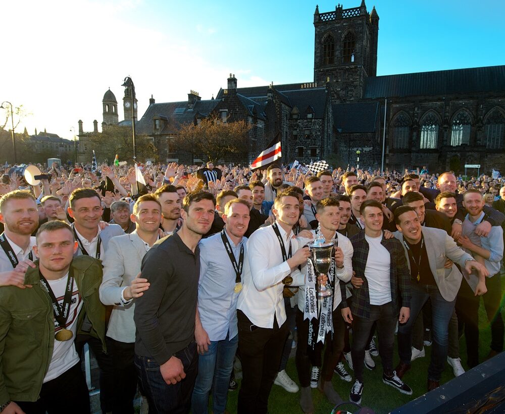Thousands turn out for St Mirren league trophy parade